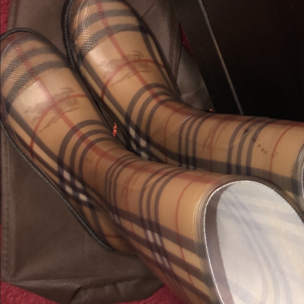 Burberry boots(READ DESCRIPTION)